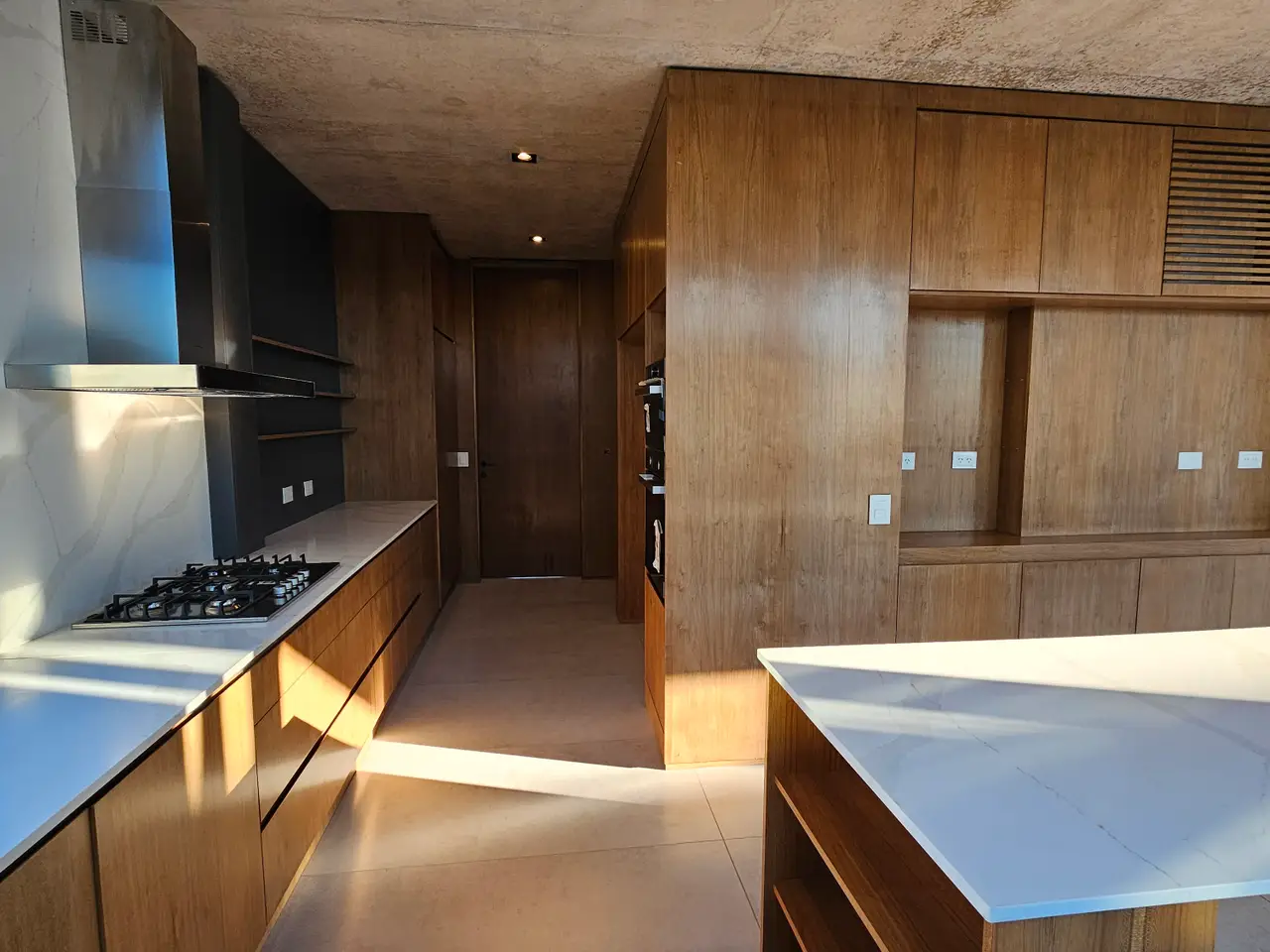 $1,590,000.00 Luxury 5-Bedroom Beachside Living for sell