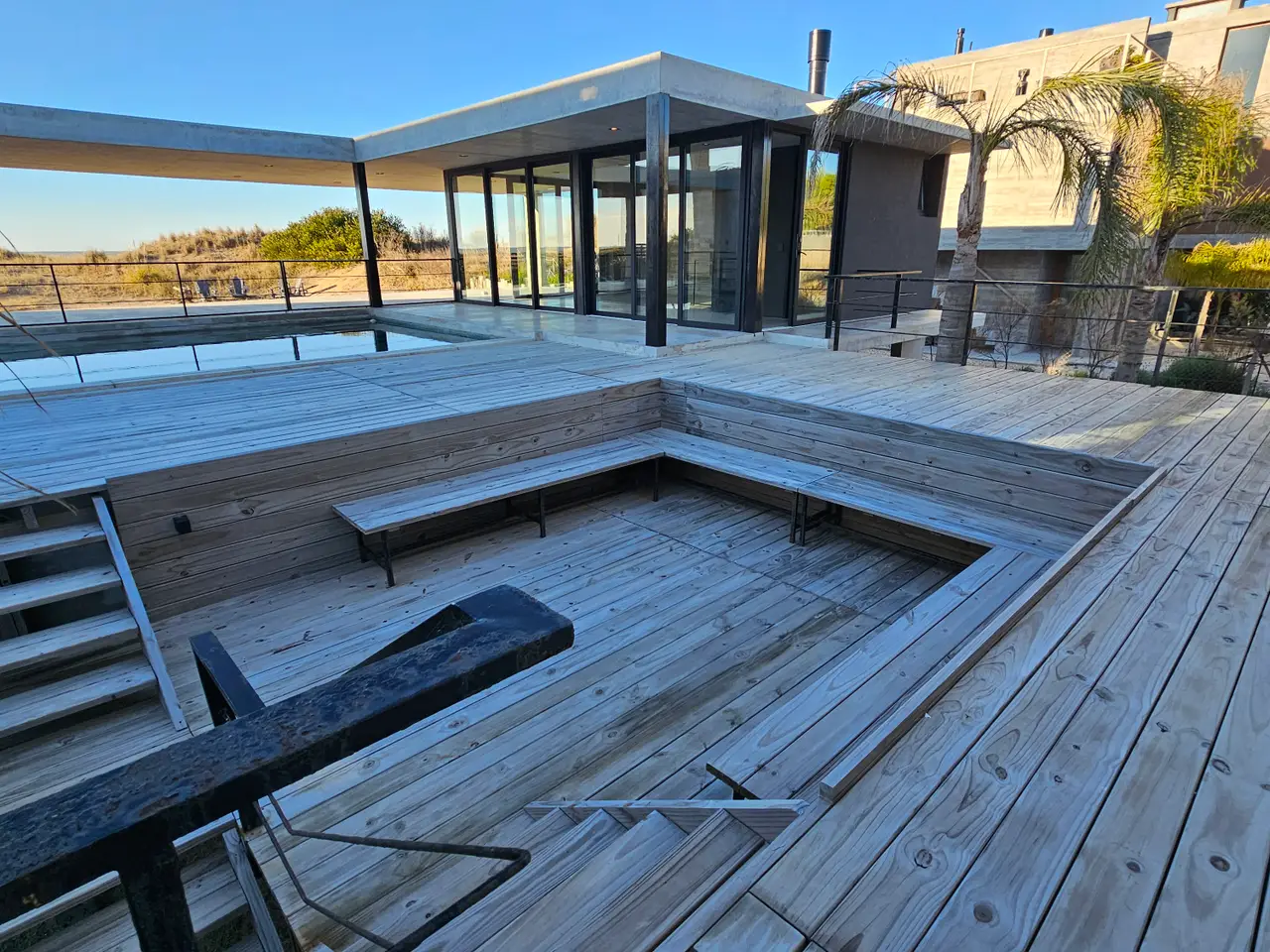 $1,590,000.00 Luxury 5-Bedroom Beachside Living for sell