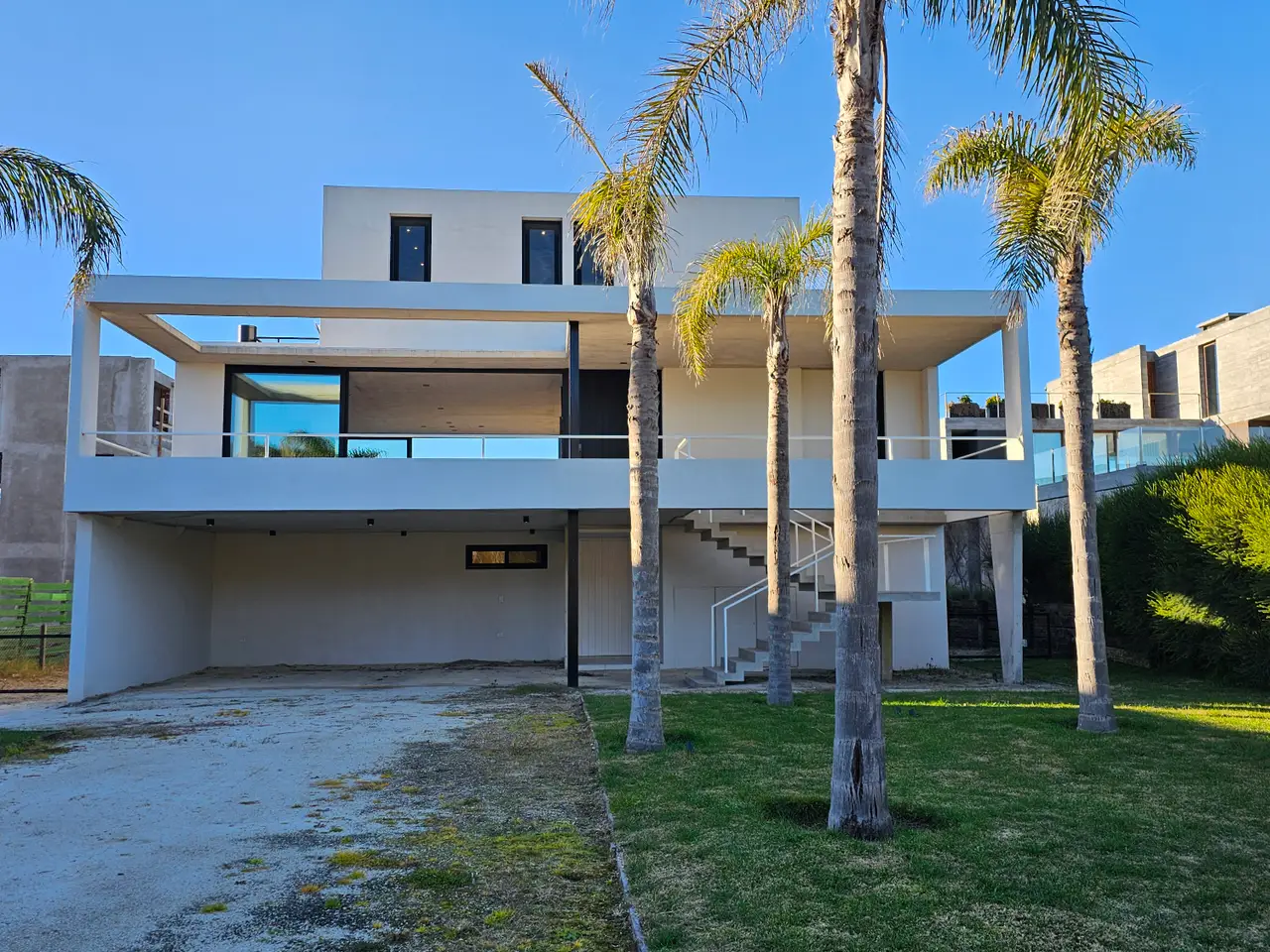 $1,590,000.00 Luxury 5-Bedroom Beachside Living for sell