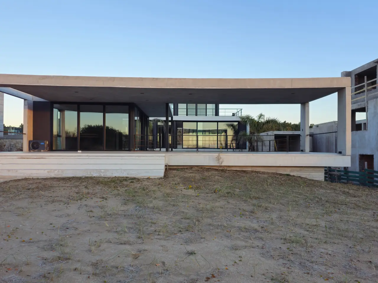 $1,590,000.00 Luxury 5-Bedroom Beachside Living for sell