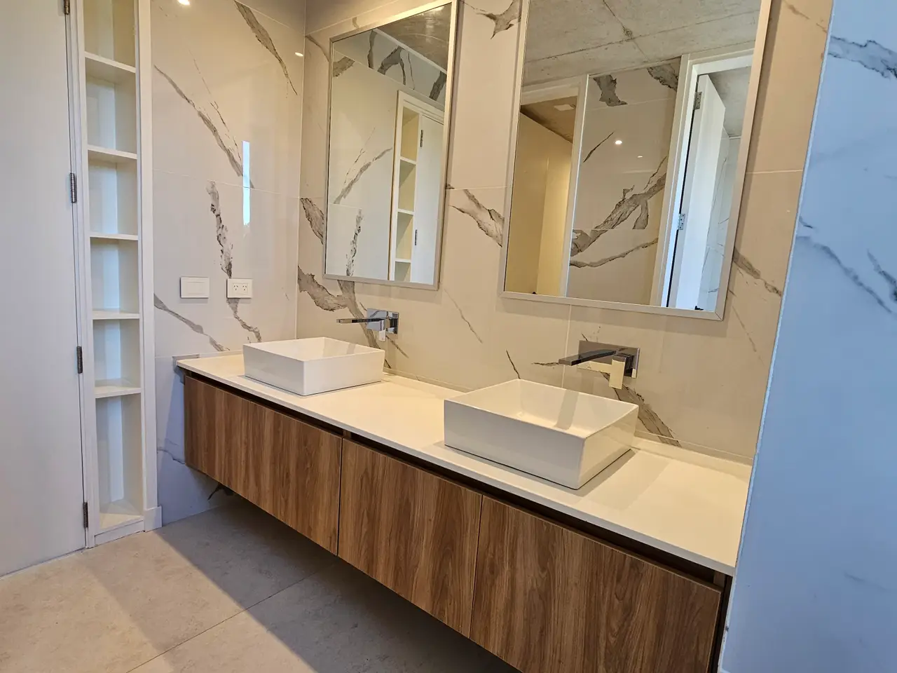 $1,590,000.00 Luxury 5-Bedroom Beachside Living for sell