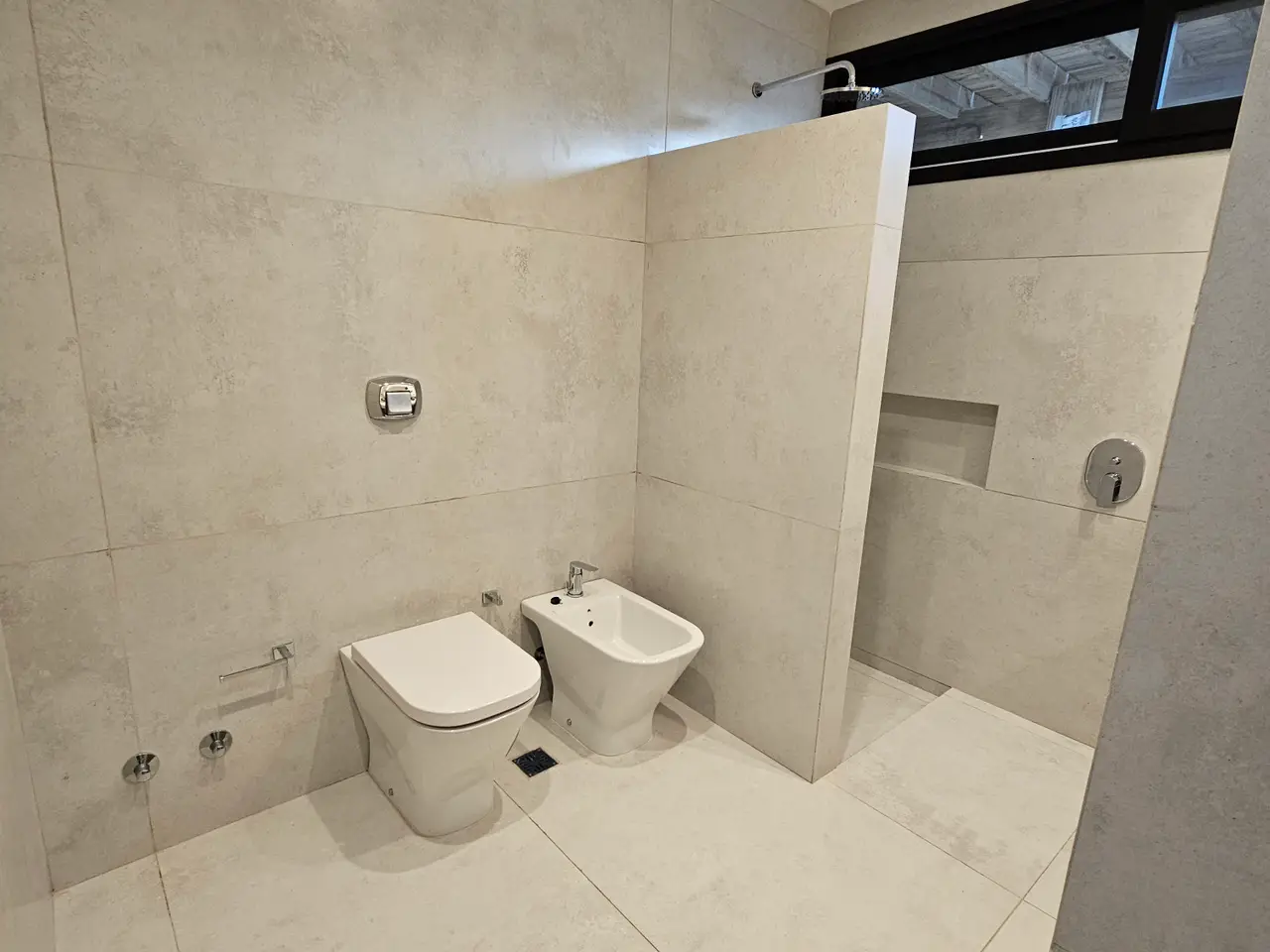 $1,590,000.00 Luxury 5-Bedroom Beachside Living for sell