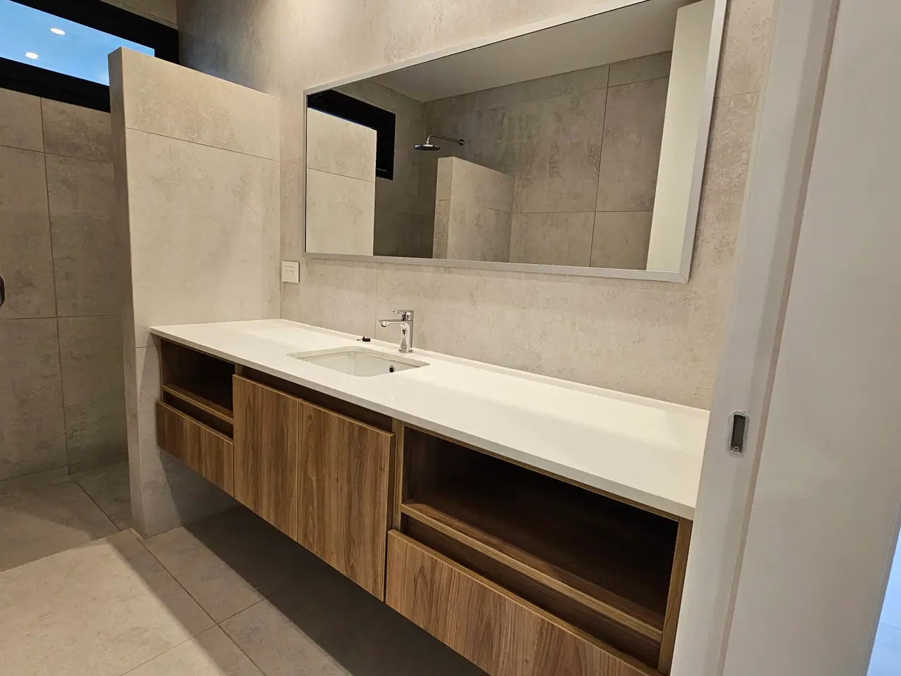 $1,590,000.00 Luxury 5-Bedroom Beachside Living for sell