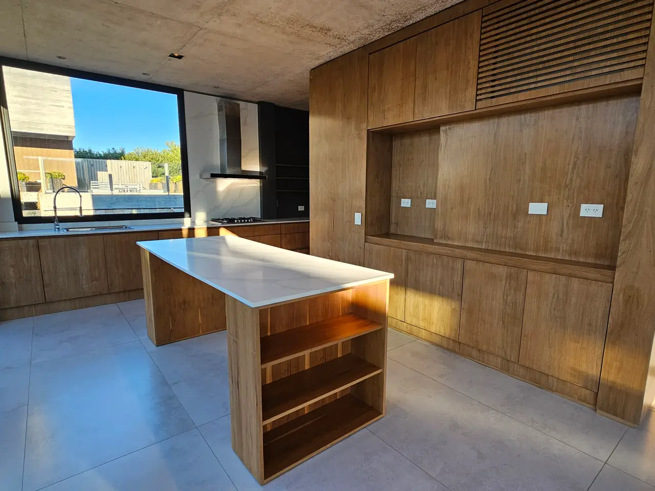 $1,590,000.00 Luxury 5-Bedroom Beachside Living for sell