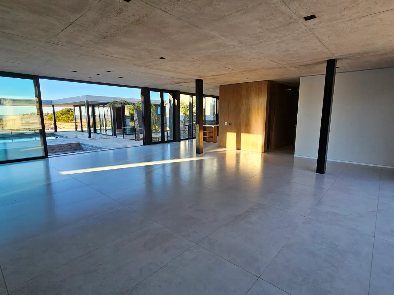 $1,590,000.00 Luxury 5-Bedroom Beachside Living for sell