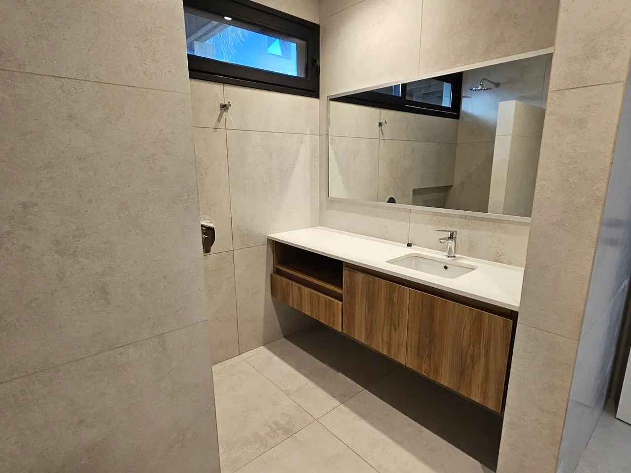 $1,590,000.00 Luxury 5-Bedroom Beachside Living for sell