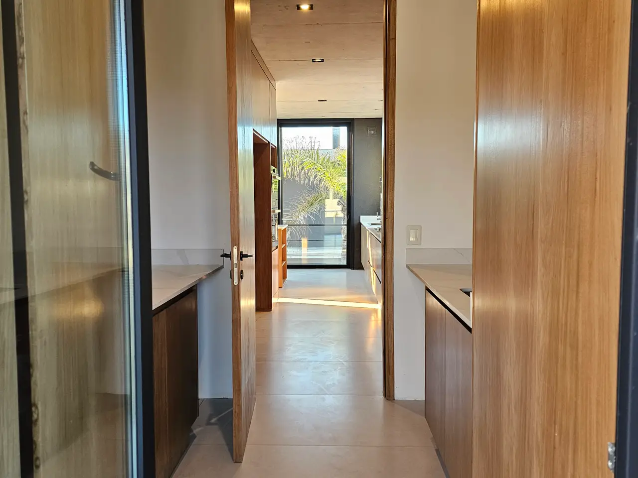 $1,590,000.00 Luxury 5-Bedroom Beachside Living for sell