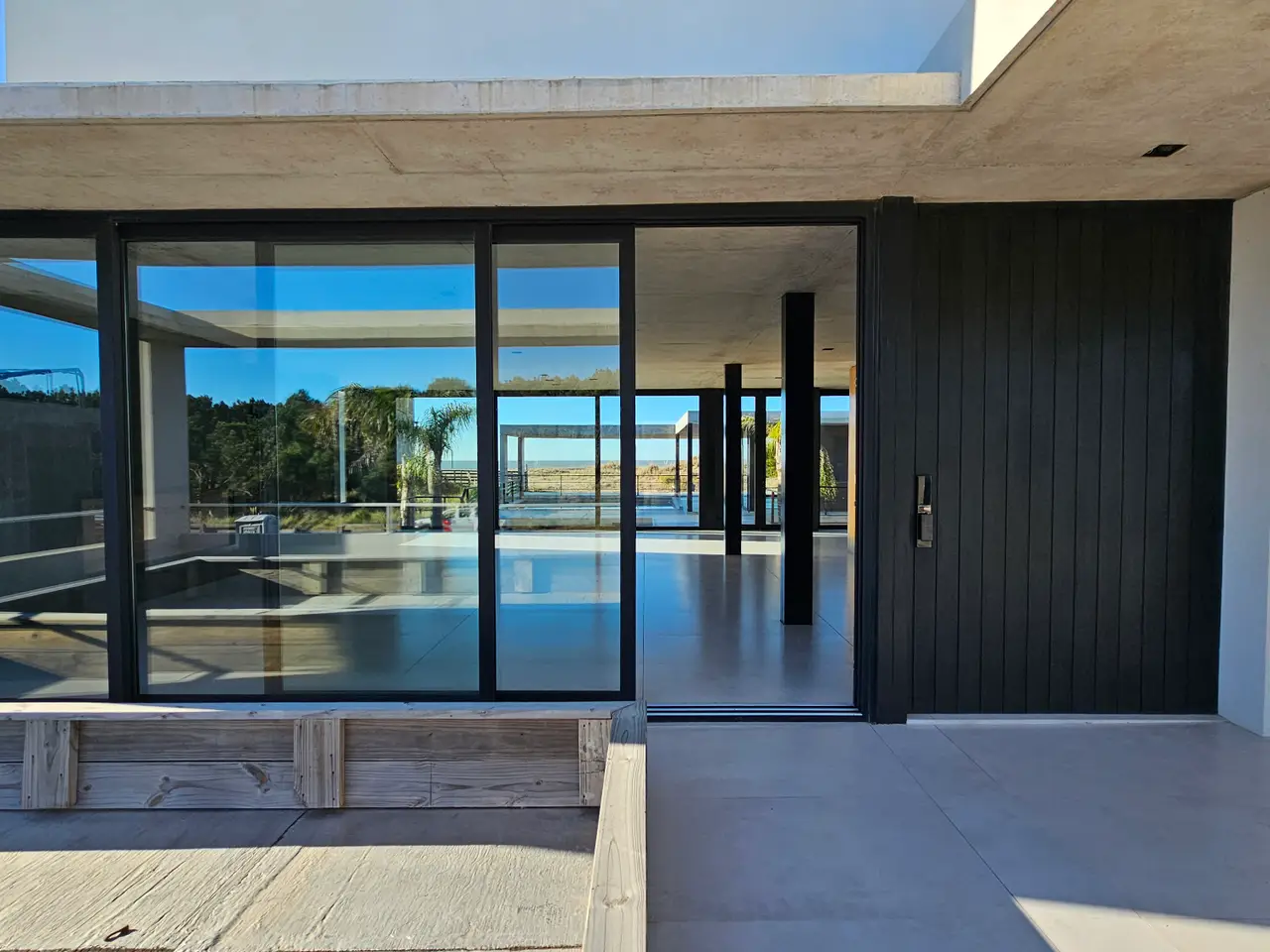 $1,590,000.00 Luxury 5-Bedroom Beachside Living for sell